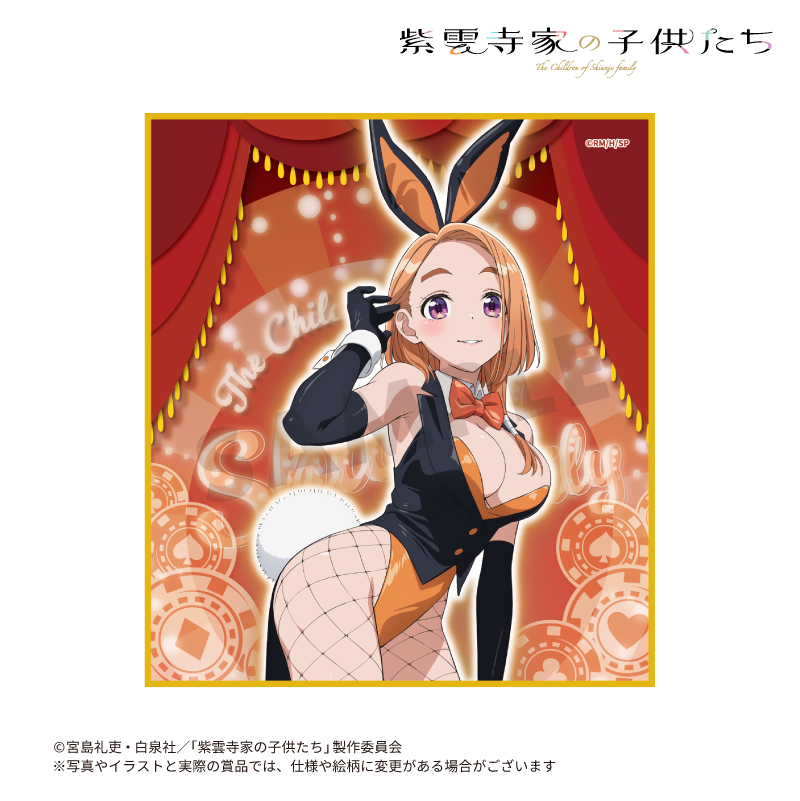 新規描き下ろしイラストと場面写を使用したミニ色紙です。（本体サイズ:約H13.5×W12cm）