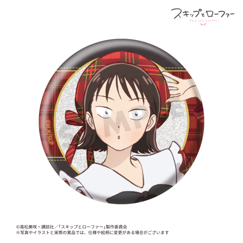 新規描き下ろしイラストと新規描き起こしミニキャライラストを使用したグリッターラメ缶バッジです。（本体サイズ:約5.7cm）